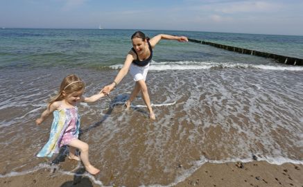 AWO SANO Feriendorf Rerik Mutter und Kind am Strand